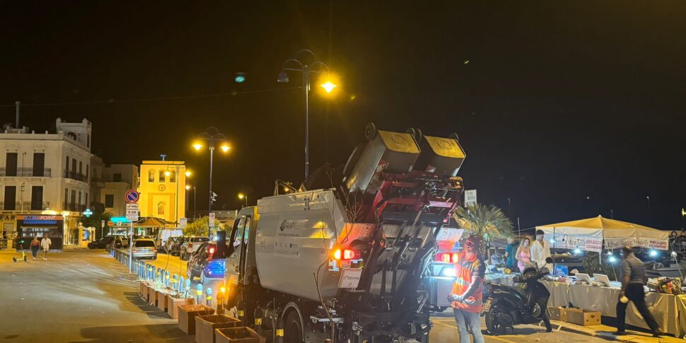 Palermo, nella piazza di Mondello diventa giornaliero il doppio turno di raccolta dei rifiuti