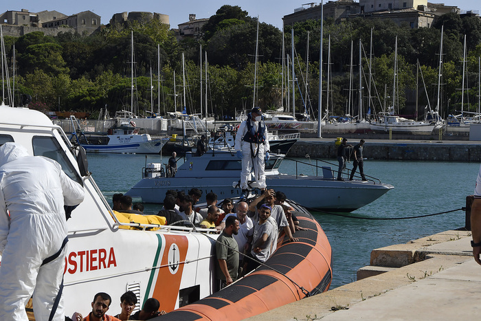 Migranti: Maxi sbarco a Lampedusa. Ragazza etiope partorisce su una carretta del mare