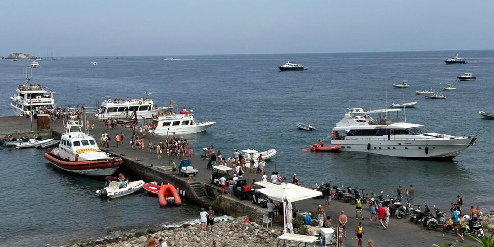 Panarea, paura per 11 turisti che al largo dell’isola sullo yacht hanno iniziato ad imbarcare acqua e lanciato mayday