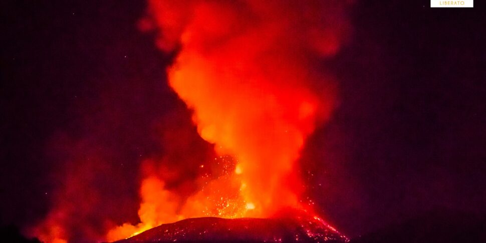 Eruzione dell’Etna in piena notte: Catania inondata dalla cenere lavica, si ferma l’aeroporto