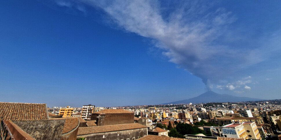 Etna, dal cratere Voragine fontane di lava e su Catania una nube vulcanica alta 10 chilometri