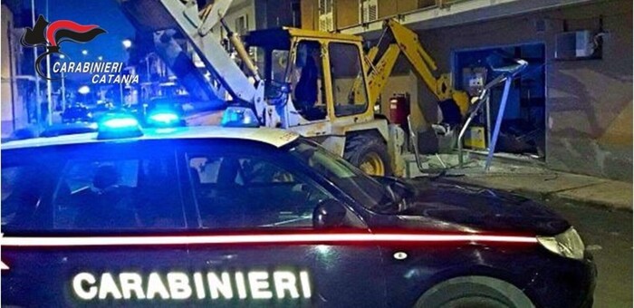 Chiedono 'riscatto' per escavatore rubato, tre in carcere