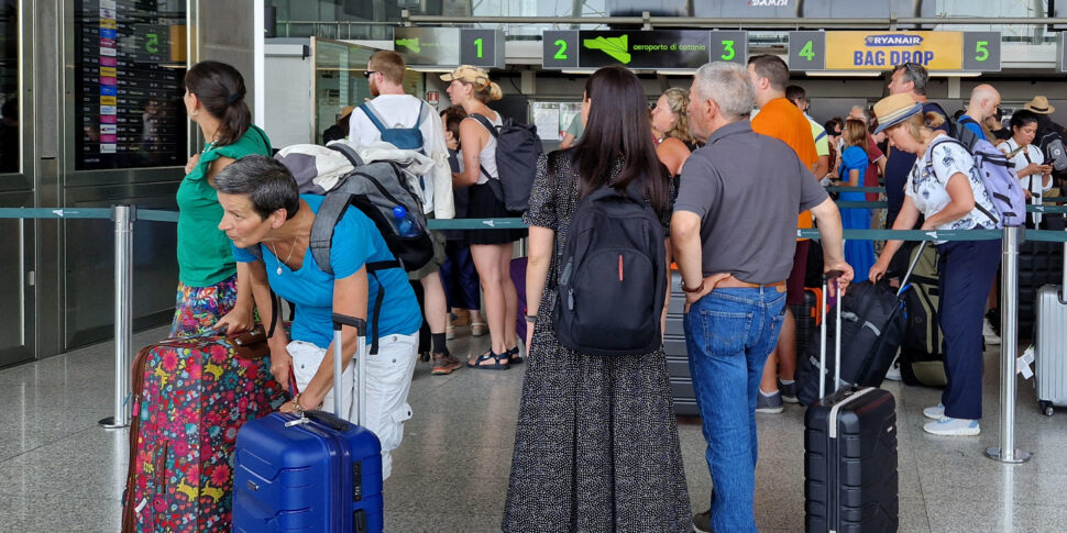 Etna, la Sac sull’aeroporto di Catania: «Via le restrizioni, ma sono possibili ritardi e cancellazioni»