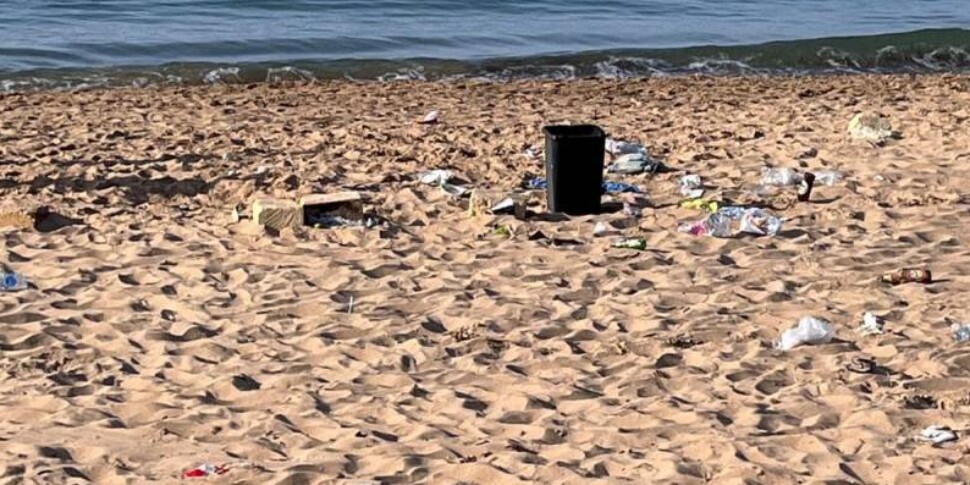 Marinella e Triscina, falò in spiaggia in barba all'ordinanza e al mattino un tappeto di rifiuti