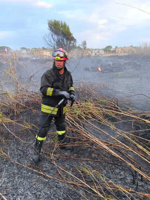 Incendio in canneto a Pozzallo, sgomberate villette