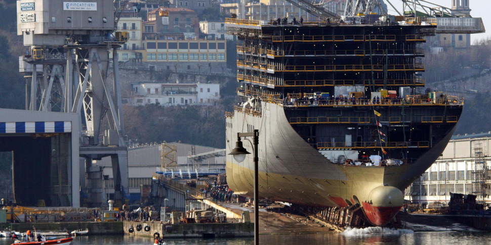 Fincantieri Palermo, tute blu al lavoro sulla prua dell'Explora