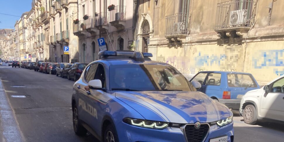 Catania, gambiano cammina con i coltelli: scappa dalla polizia e lo bloccano i passanti