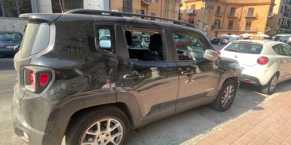 Rompono i finestrini e rubano le valigie dall'auto, brutta avventura per un turista appena arrivato a Palermo