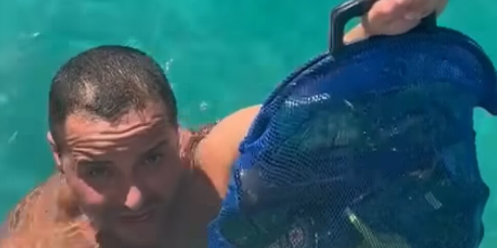 La risposta alle bottiglie gettate in mare: giovane si immerge a Isola e ne recupera altre dal fondale - VIDEO