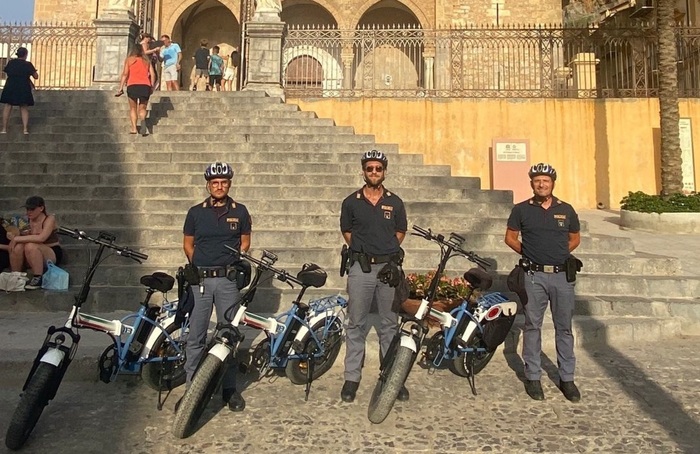 I poliziotti di quartiere in bici tra le viuzze di Cefalù