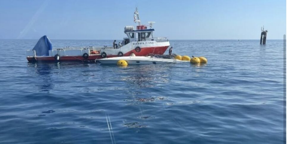 Recuperata l'imbarcazione affondata al largo di Carini dopo il salvataggio di 9 persone