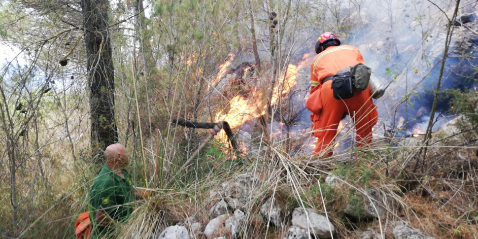 Altri otto incendi in Sicilia, a Scicli minacciate abitazioni e aziende