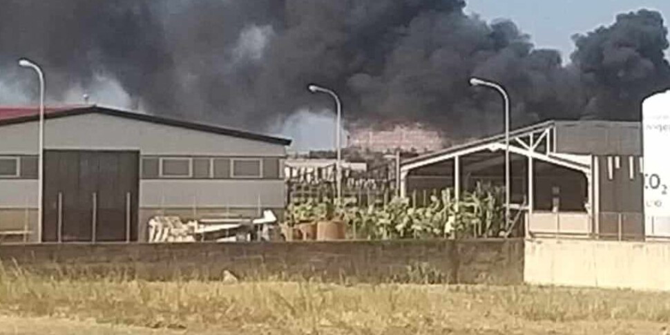 Agrigento, incendio nella zona industriale: devastata area con rifiuti e vecchi elettrodomestici