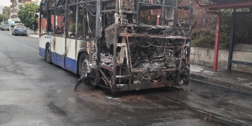 Palermo, brucia autobus dell'Amat: il mezzo è stato completamente distrutto dalle fiamme