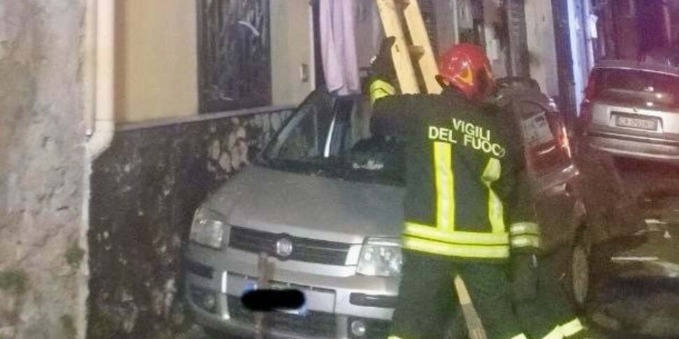 Incendio nella notte, paura in una palazzina a Palermo: i residenti sono stati evacuati