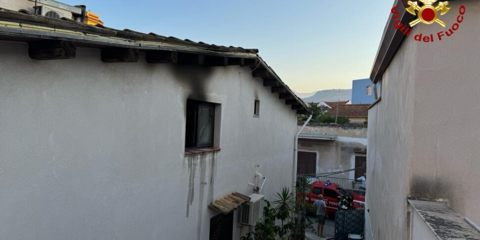 Incendio in appartamento a Palermo scatenato da uno zampirone lasciato acceso, soccorsa donna dai vicini e dal 118