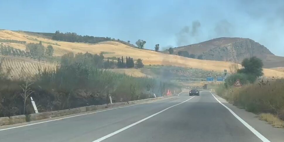 Incendio accanto alla strada statale Palermo-Sciacca