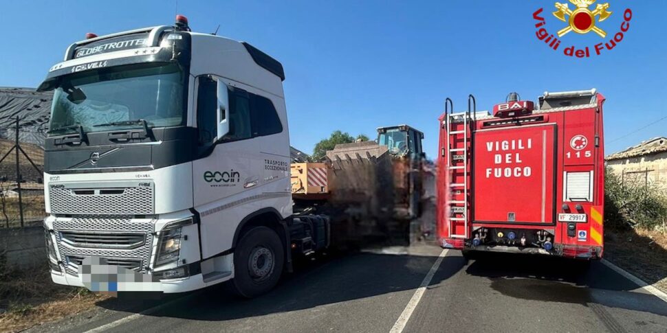 Catania, scontro fra un furgone e un camion con rimorchio: un ferito in codice rosso