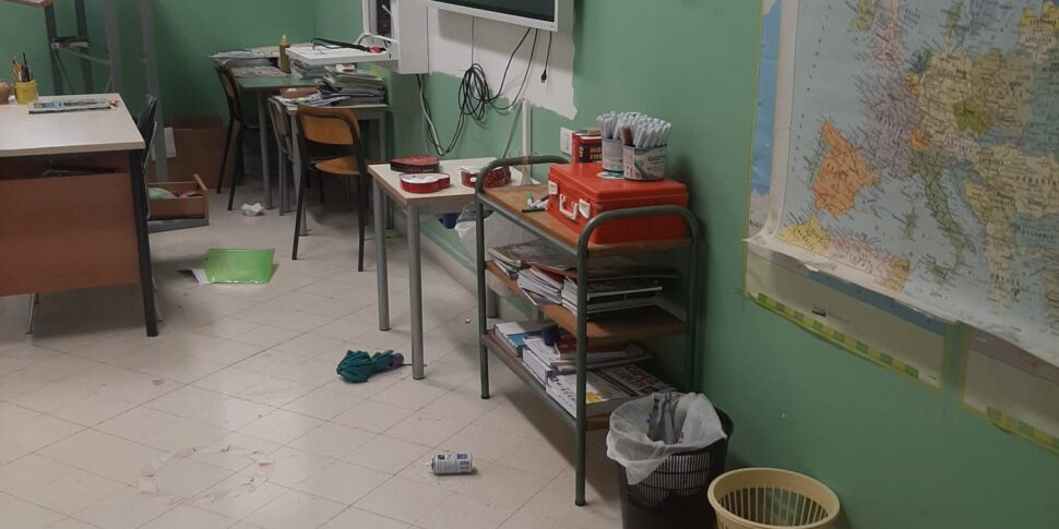 Vandali in due scuole di Palermo hanno danneggiato le finestre, indagini in corso