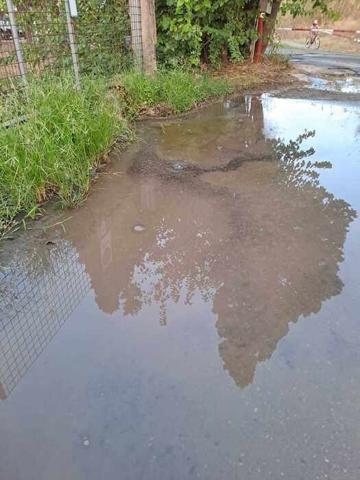 Tubo non riparato da due anni, acqua potabile in strada