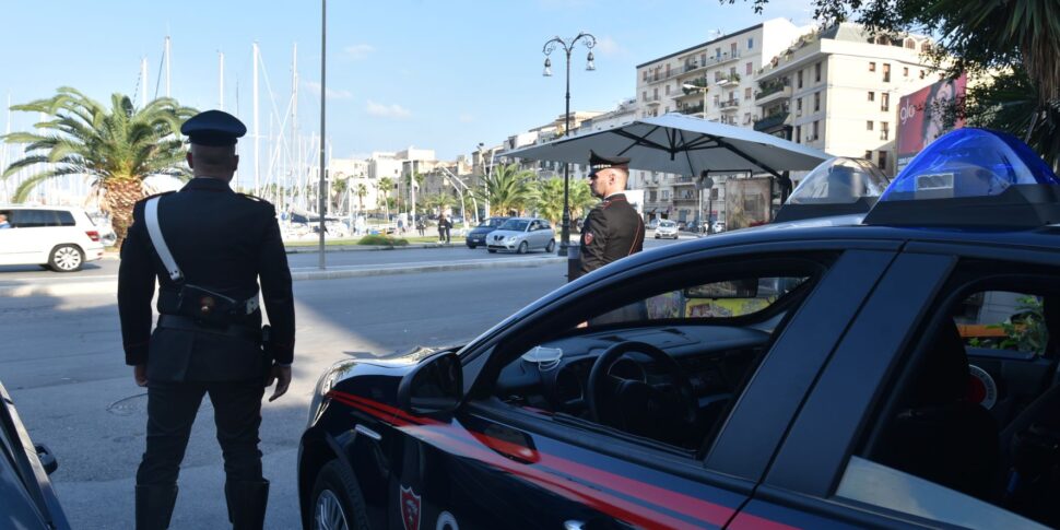 Ladro scoperto con merce rubata in un supermercato a Palermo aggredisce il vigilante, arrestato