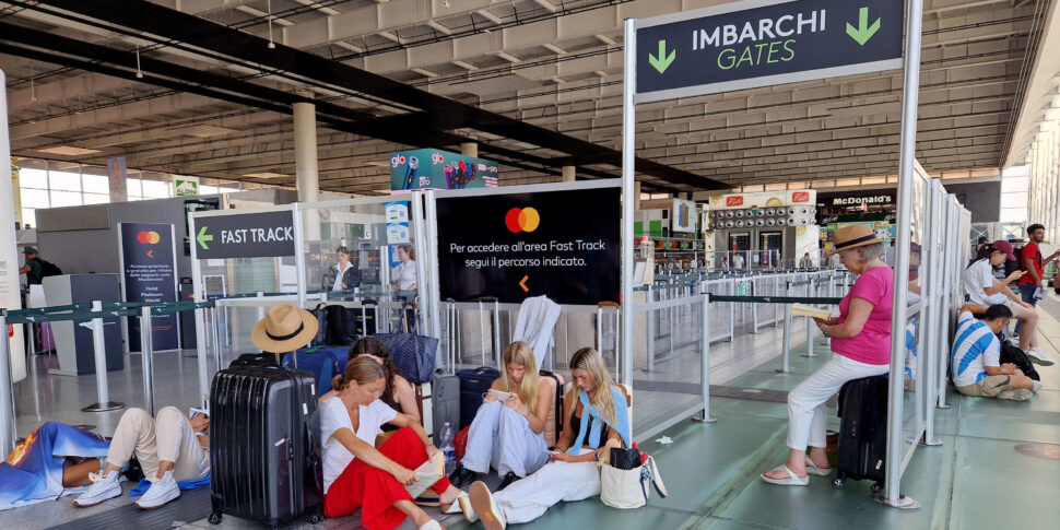 Torna in attività l'aeroporto di Catania: la pista ripulita dalla cenere dell'Etna