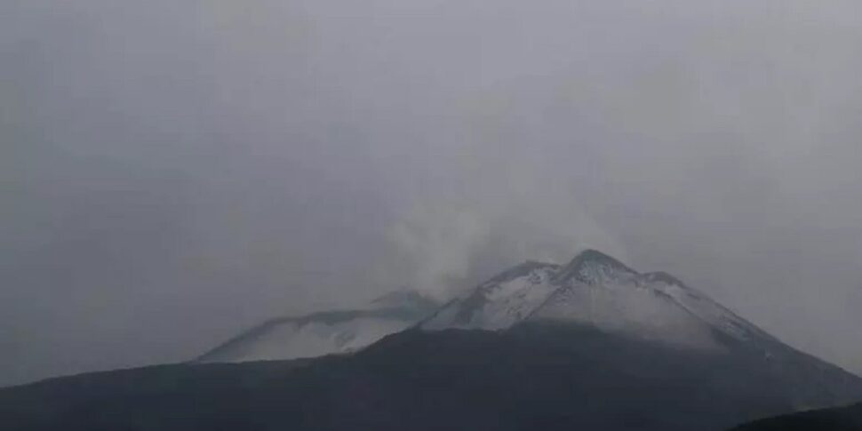 Gli scherzi del clima: freddo e neve sulla vetta dell'Etna, ma a Catania ci sono 30 gradi