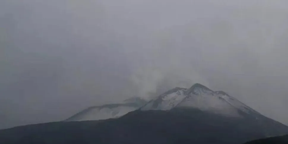 Gli scherzi del clima: freddo e neve sulla vetta dell'Etna, ma a Catania ci sono 30 gradi