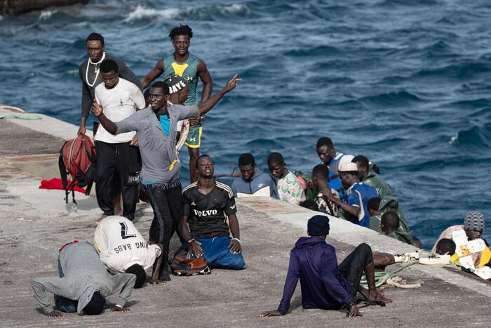 Migranti: giovane etiope partorisce su una carretta del mare