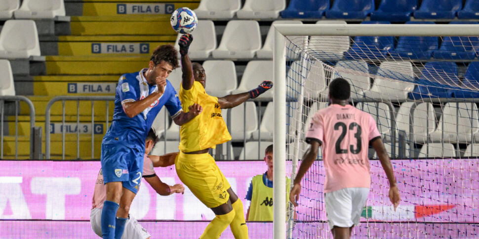 Lesione del tendine rotuleo per Gomis: il portiere del Palermo dovrà essere operato