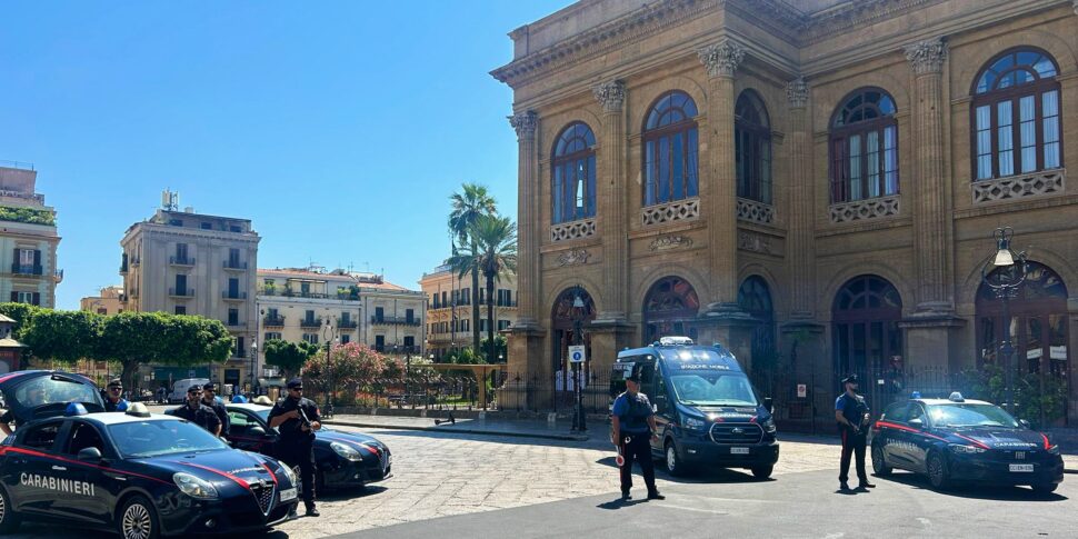 Palermo, tentata estorsione a una turista dopo il furto del telefono: fermati due egiziani dai carabinieri