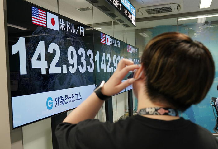 Crolla Borsa a Tokyo, la maggior flessione di sempre (-12,4%)