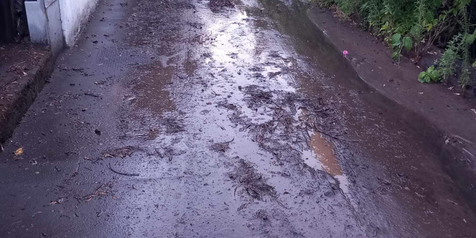 Stromboli, bomba d’acqua rende alcune vie impraticabili per il fiume di detriti e terriccio