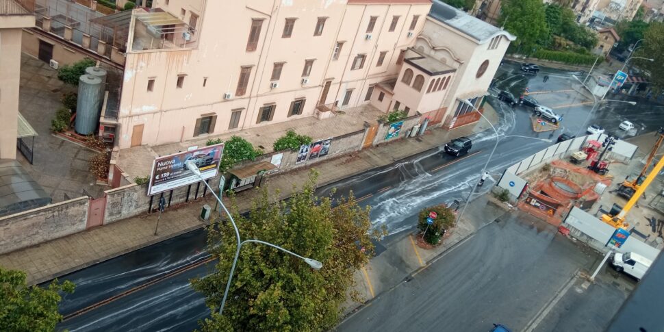 Pioggia a Palermo: una scia bianca fra via Ernesto Basile e corso Tukory crea apprensione