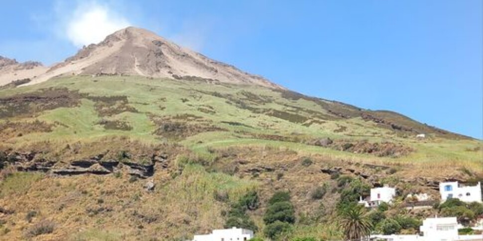 Stromboli, cala il livello di allerta ma crescono le polemiche