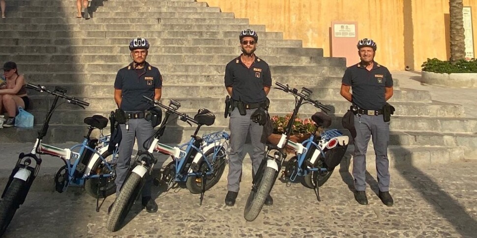 I poliziotti di quartiere in bici tra le viuzze di Cefalù