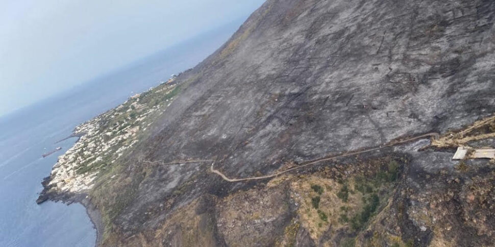 A Stromboli i primi interventi dopo l’incendio, arrivano fondi nazionali per 15 milioni