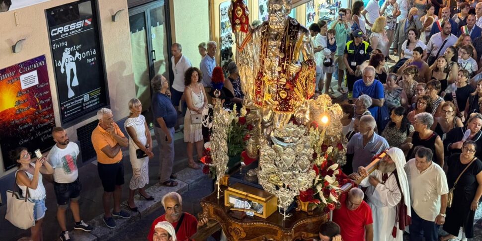 Un fiume di gente alla processione di San Bartolomeo a Lipari e in piazza un cartello contro i tagli alla sanità