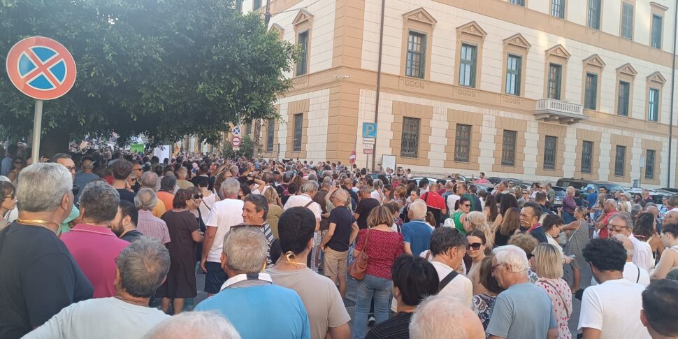 Siccità, Agrigento scende in piazza: in migliaia a gridare «vergogna»