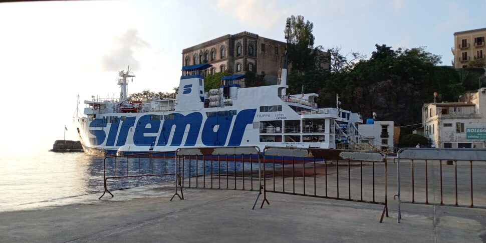 Milazzo, le proteste dei passeggeri per due corse saltate: Caronte & Tourist attiva l’unità di crisi