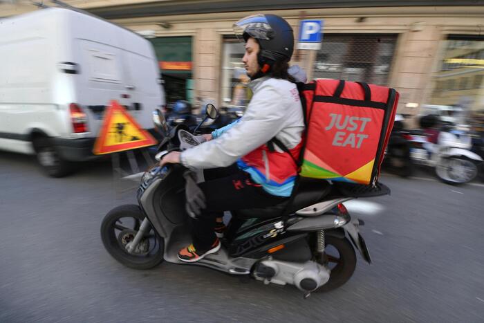 L'algoritmo sanziona i rider per low performance, protesta la Cgil