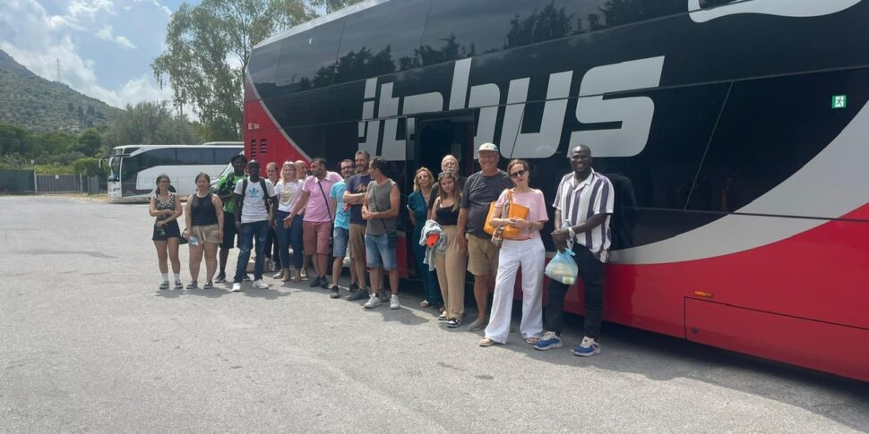 Pullman di Itabus si ferma per avaria, passeggeri a terra a Capri Leone per cinque ore