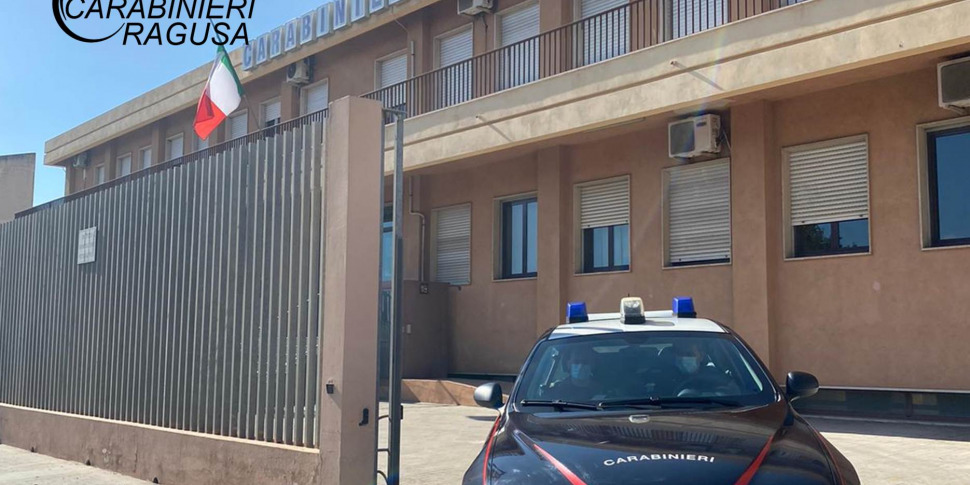 Il colpo alla posta di Chiaramonte Gulfi, i banditi hanno minacciato con le pistole i gestori di un bar in piazza