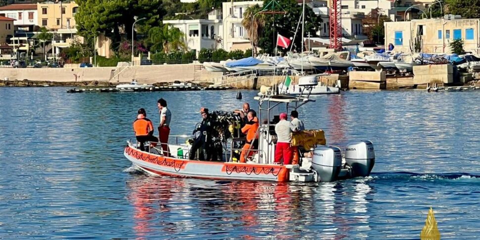 All'hotel Domina Zagarella regali per i 15 superstiti del naufragio: giocattoli alla piccola Sophia, agli altri un cellulare