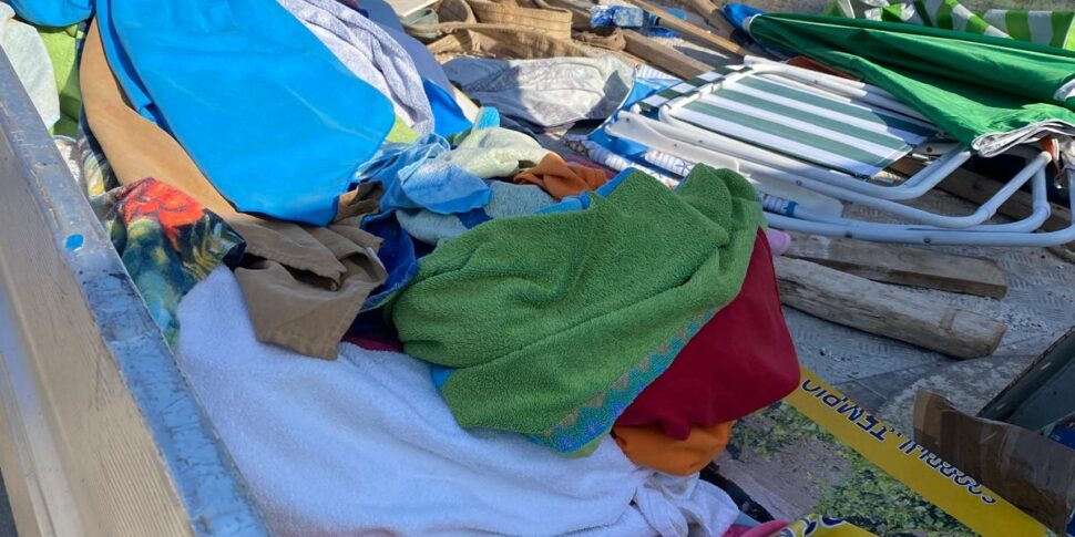 San Vito Lo Capo, blitz all'alba: rimossi dalla spiaggia libera ombrelloni, sedie e anche teli da mare incustoditi