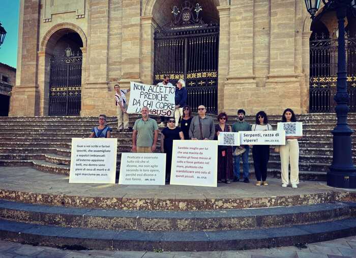 Protesta fedeli in chiese Enna contro preti che coprono abusi