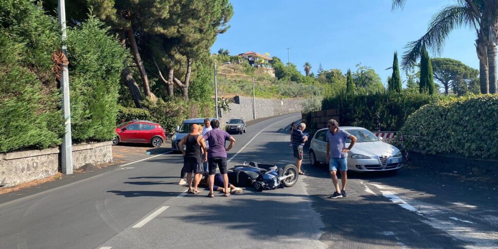 Scontro auto-scooter a Zafferana, ferito un  giovane