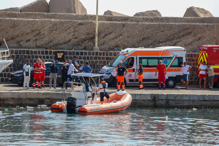 La piccola Sofia salvata in mare dalla mamma