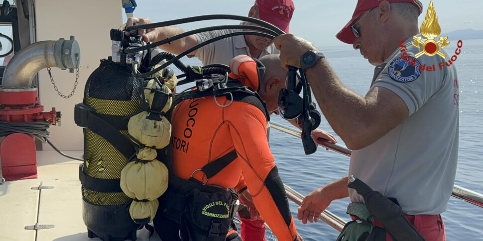 Le ricerche dei dispersi, finita la prima immersione dei sommozzatori: «La visibilità è buona, ora dobbiamo entrare nel veliero»