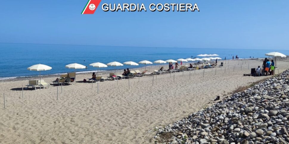 Campofelice di Roccella, 900 metri quadri di spiaggia occupati abusivamente da un lido: sequestro e denuncia